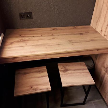 满屋酒店及胶囊青年旅馆 罗夫诺 外观 照片 A table made of wood