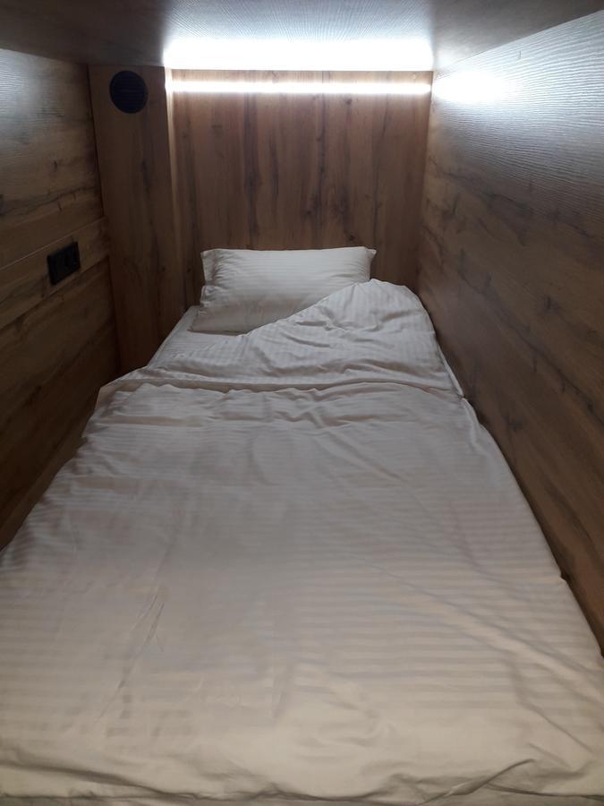 满屋酒店及胶囊青年旅馆 罗夫诺 外观 照片 A futon