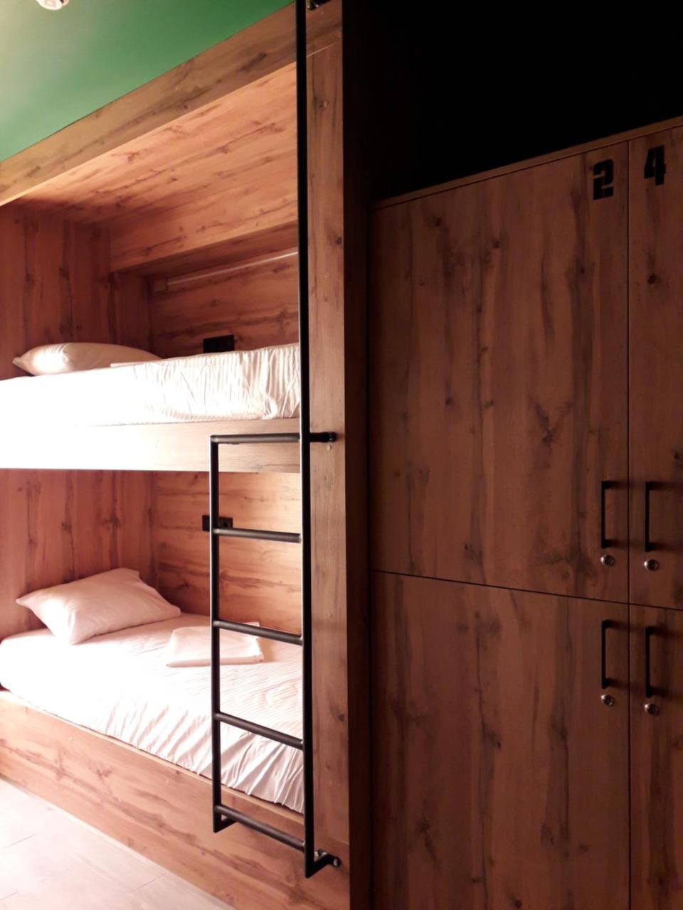 满屋酒店及胶囊青年旅馆 罗夫诺 外观 照片 Bunk beds in a hostel