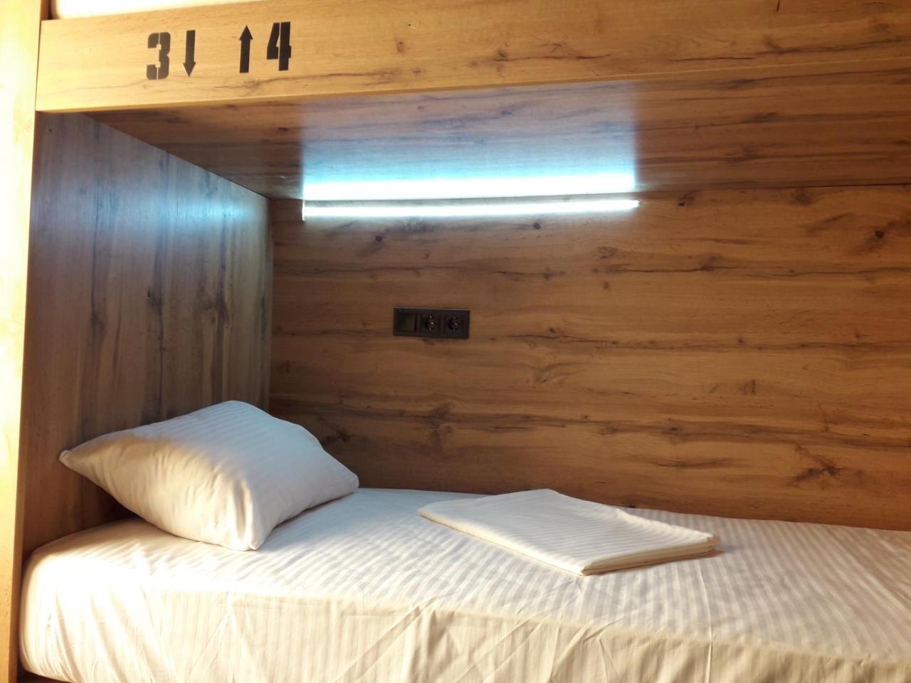 满屋酒店及胶囊青年旅馆 罗夫诺 外观 照片 A capsule hotel in Tokyo