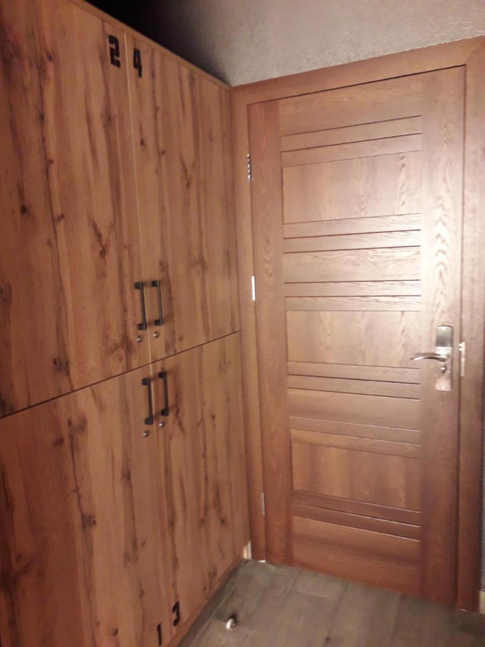 满屋酒店及胶囊青年旅馆 罗夫诺 外观 照片 A door with a deadbolt lock