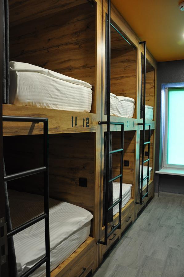 满屋酒店及胶囊青年旅馆 罗夫诺 外观 照片 A bunk bed