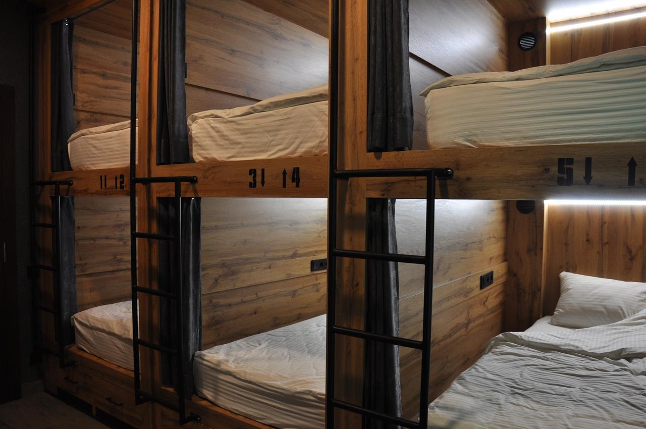满屋酒店及胶囊青年旅馆 罗夫诺 外观 照片 Beds in a capsule hotel