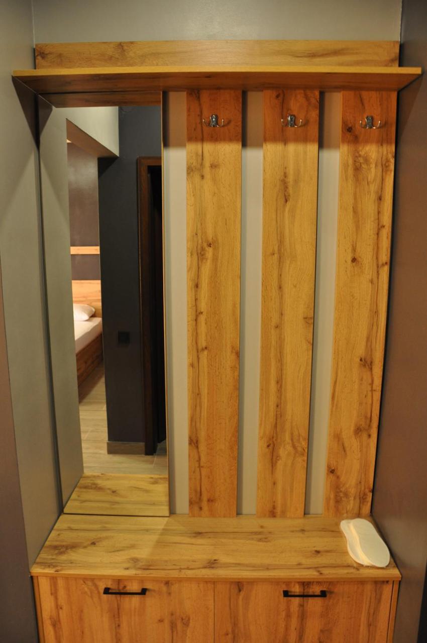 满屋酒店及胶囊青年旅馆 罗夫诺 外观 照片 A room divider