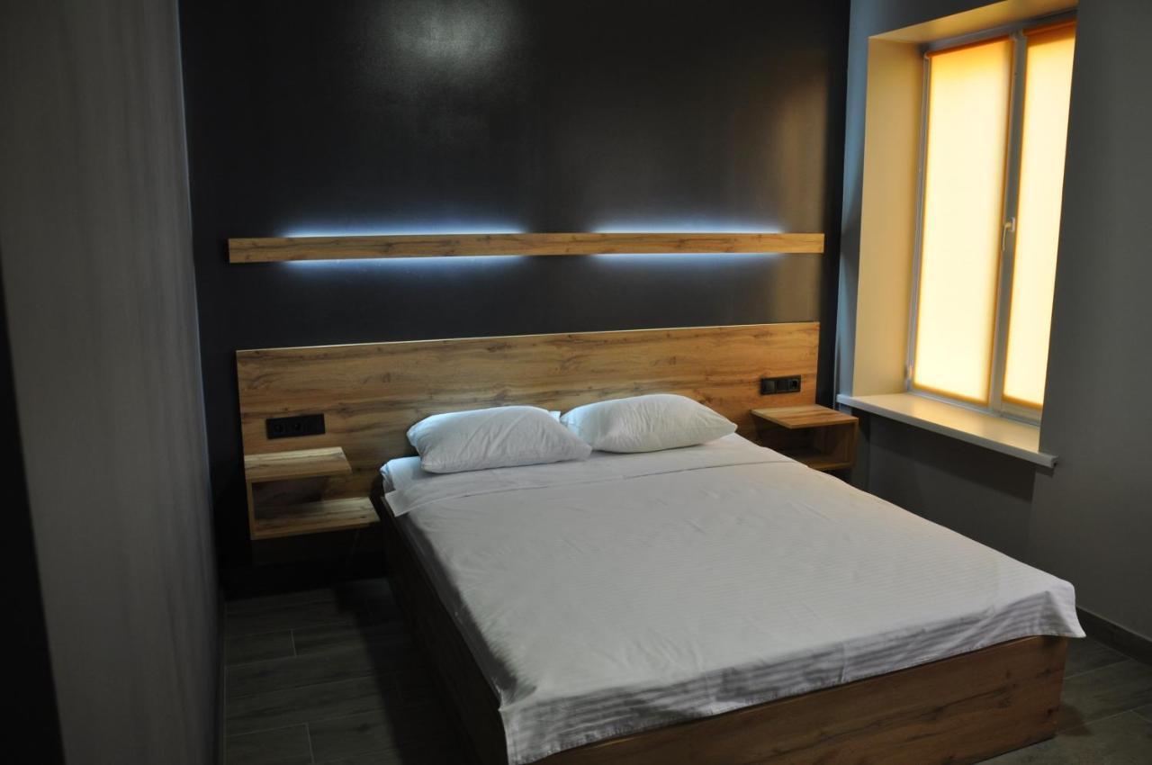 满屋酒店及胶囊青年旅馆 罗夫诺 外观 照片 A bedroom