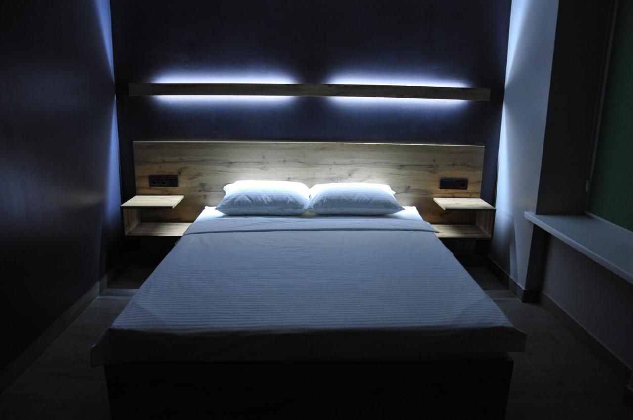 满屋酒店及胶囊青年旅馆 罗夫诺 外观 照片 A bedroom