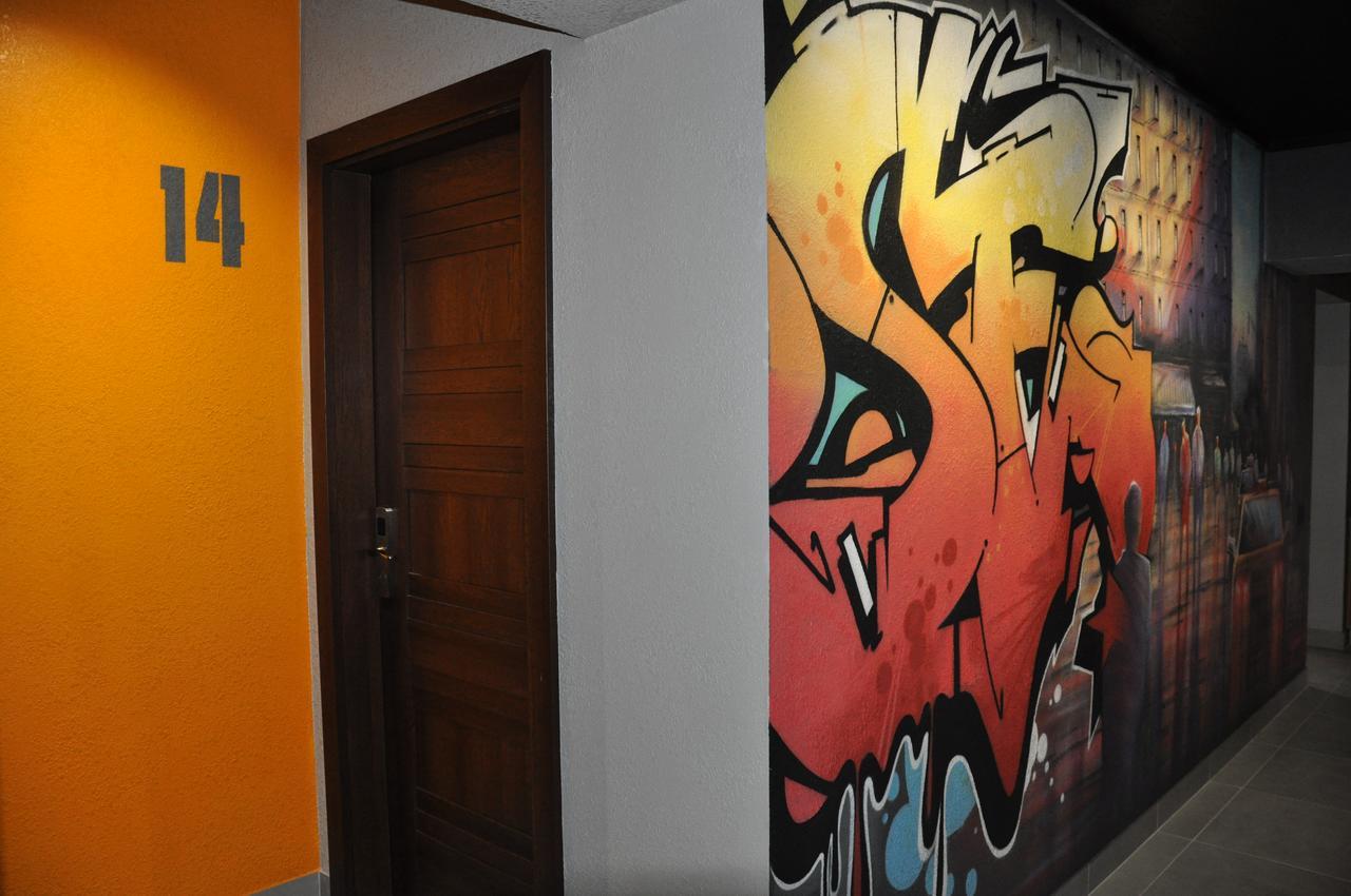 满屋酒店及胶囊青年旅馆 罗夫诺 外观 照片 A graffiti-covered wall in a hotel in Warsaw, Poland