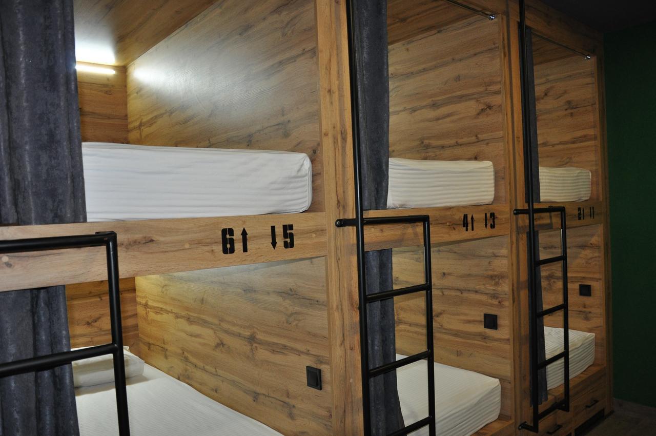 满屋酒店及胶囊青年旅馆 罗夫诺 外观 照片 Bunk beds in a hostel