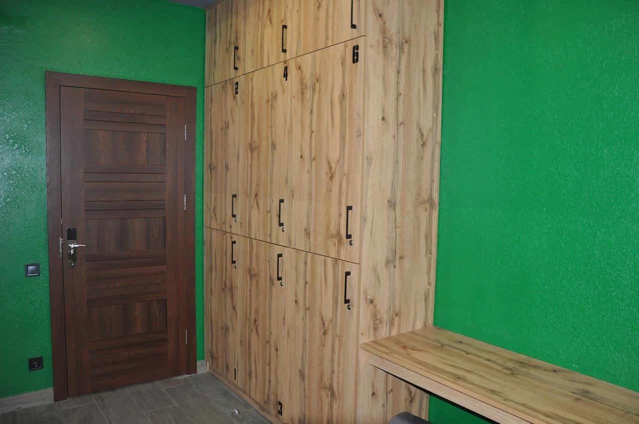 满屋酒店及胶囊青年旅馆 罗夫诺 外观 照片 A locker room