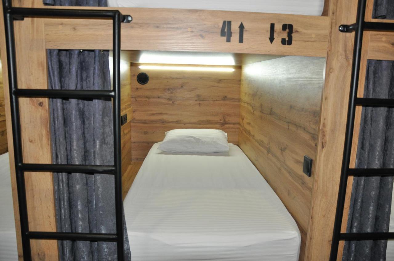 满屋酒店及胶囊青年旅馆 罗夫诺 外观 照片 A capsule bed