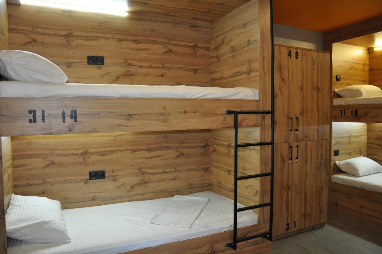 满屋酒店及胶囊青年旅馆 罗夫诺 外观 照片 A typical bunk bed