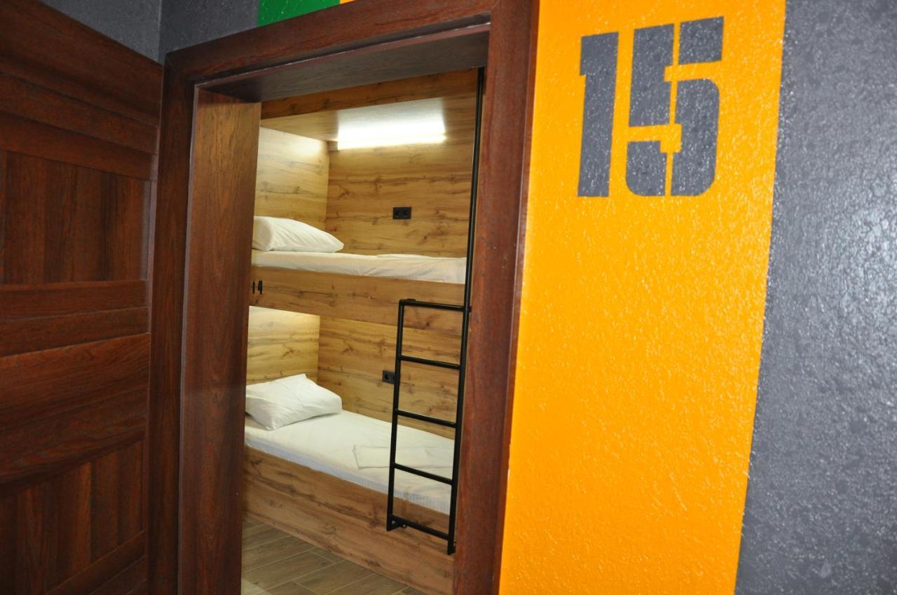 满屋酒店及胶囊青年旅馆 罗夫诺 外观 照片 A typical room at the hostel