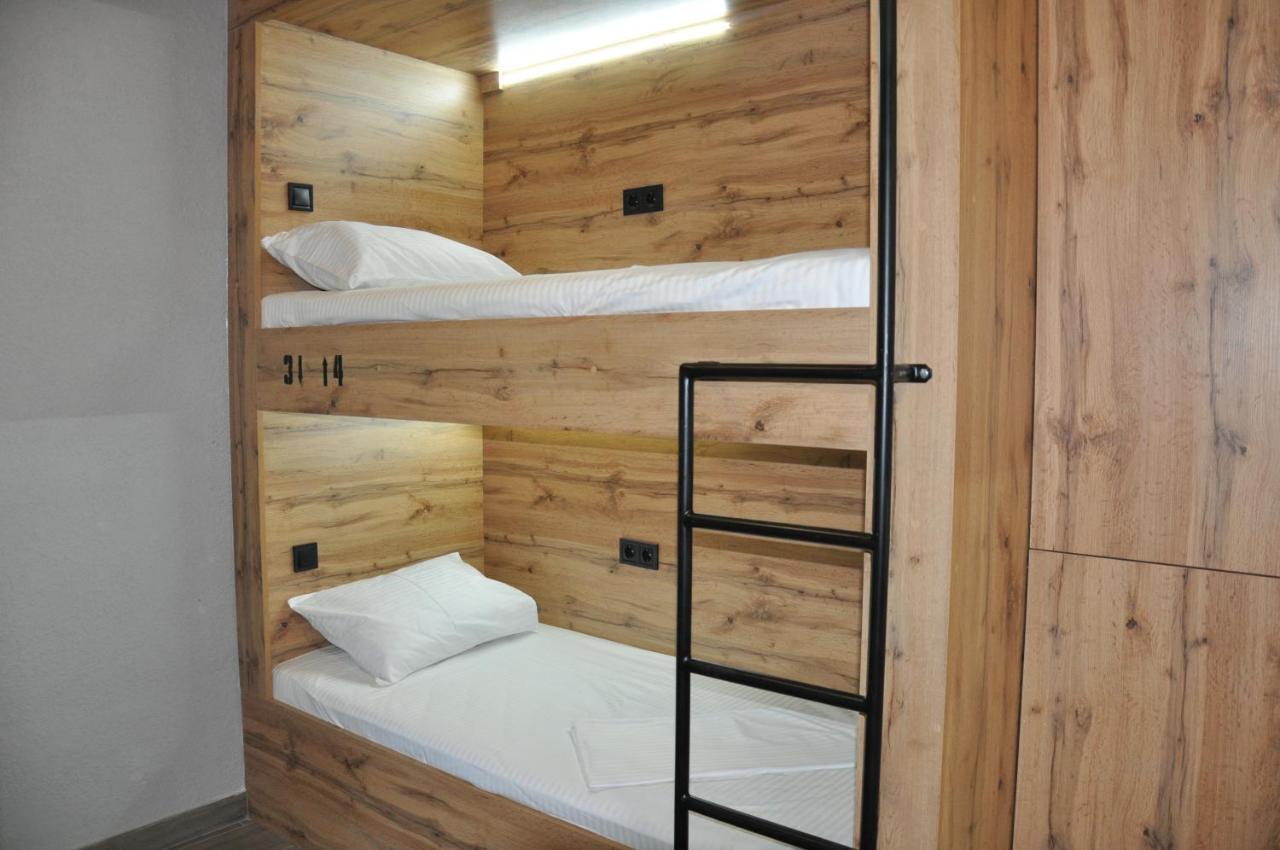 满屋酒店及胶囊青年旅馆 罗夫诺 外观 照片 A bunk bed