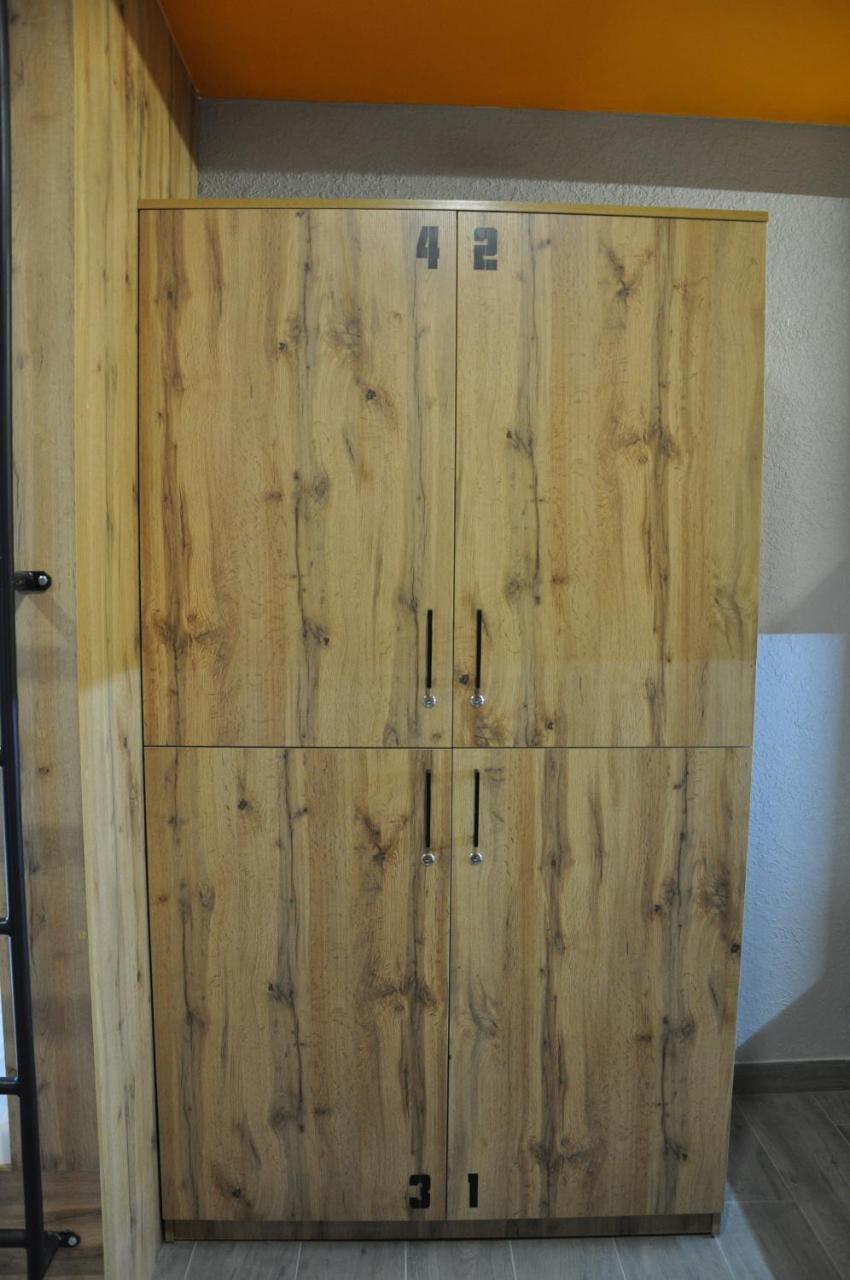 满屋酒店及胶囊青年旅馆 罗夫诺 外观 照片 A wooden armoire