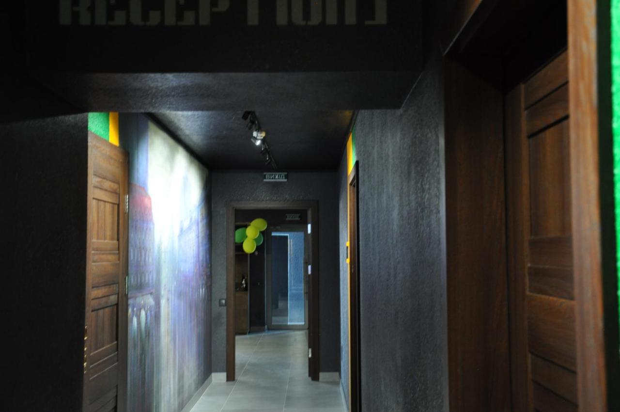 满屋酒店及胶囊青年旅馆 罗夫诺 外观 照片 A corridor in a love hotel in Tokyo