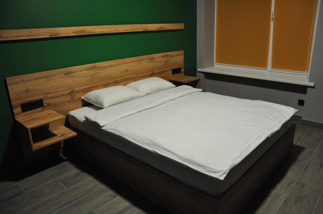 满屋酒店及胶囊青年旅馆 罗夫诺 外观 照片 A bed