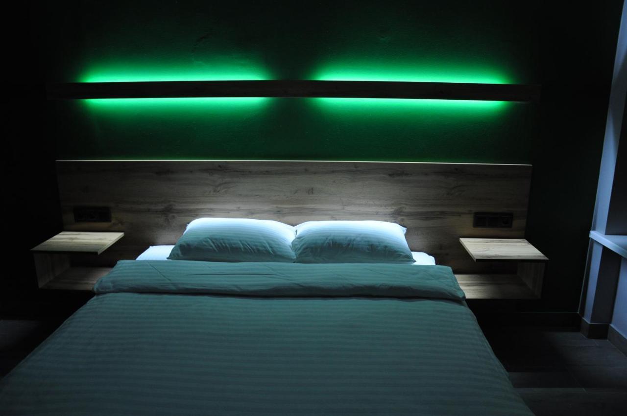 满屋酒店及胶囊青年旅馆 罗夫诺 外观 照片 A room at the hotel
